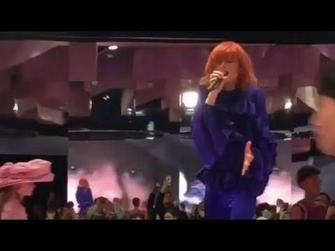 Goldfrapp canta en el show de Mulberry F/W 2018