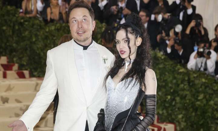 Lo que no vimos venir en la #METGala2018: Grimes y Elon Musk, la nueva pareja de moda