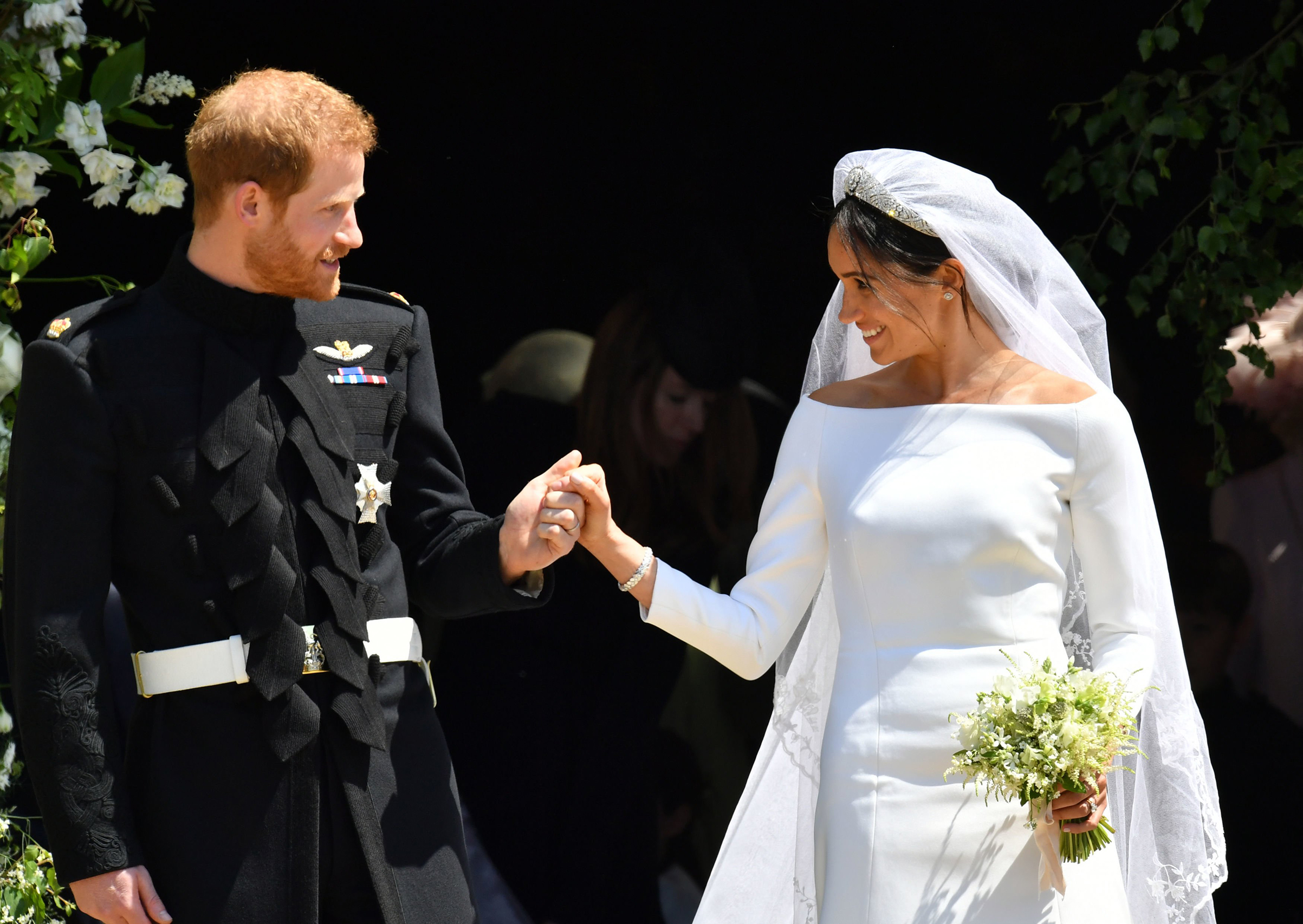 Fotos en Instagram, tocados y Givenchy: Las imágenes de la Boda Real (y el vestido)