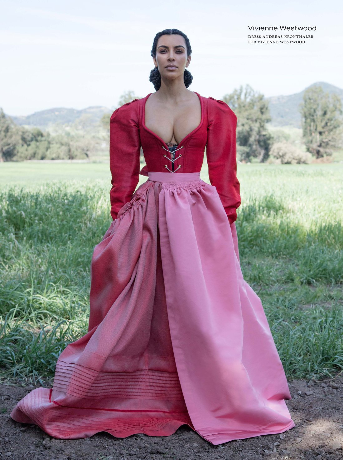 Kim Kardashian modela con un vestido Vivienne Westwood para CR Fashion Book
