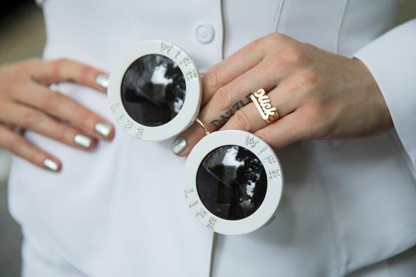 Accesorios para novias: Los lentes de sol de A-Morir