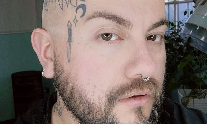 Tatuajes en la cara, el boom de una tendencia con distintos orígenes