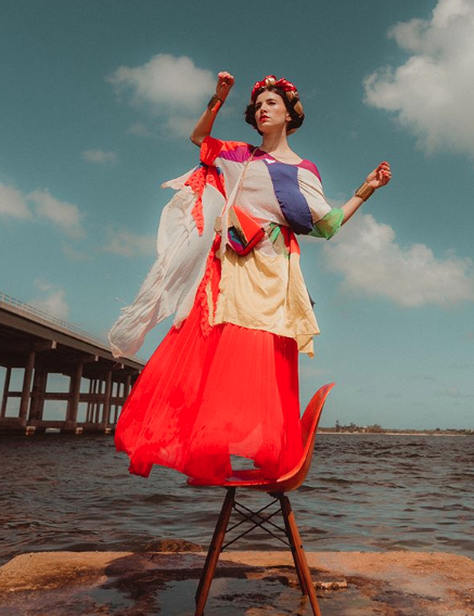 Entrevista a la ‘Floridian Frida’  Danié Gómez-Ortigoza : “La trenza significa unión, la trenza significa mi background indígena, la trenza significa el regreso a las tradiciones”