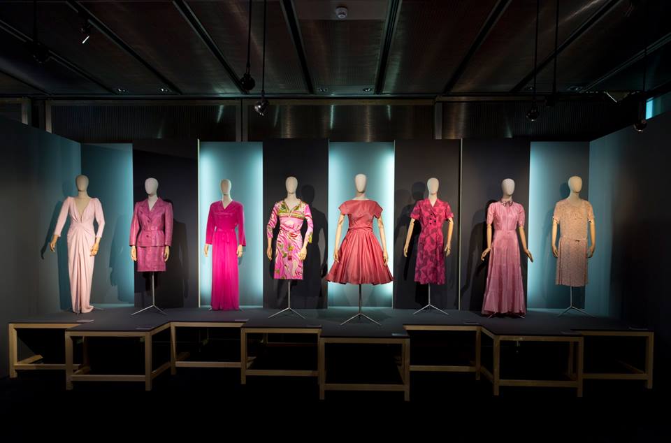 “La vie en rose”, la exhibición del Museo del Traje que rompe estereotipos con el rosa