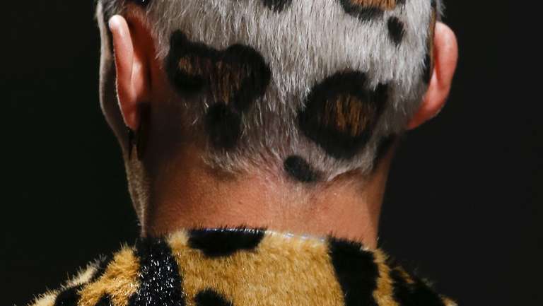 Leopard Print Hair, la tendencia de cabello para hombres que vimos en la pasarela de Versace