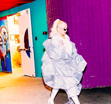 Luar, la marca detrás de la voluptuosa chaqueta de Christina Aguilera