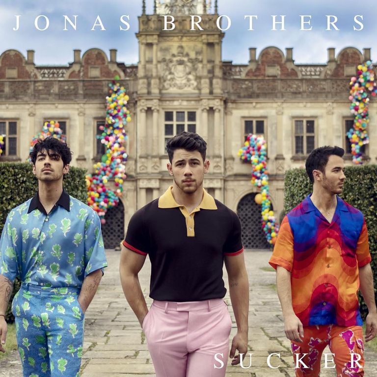El regreso de los Jonas Brothers con un video protagonizado por sus parejas y con una estética impresionante
