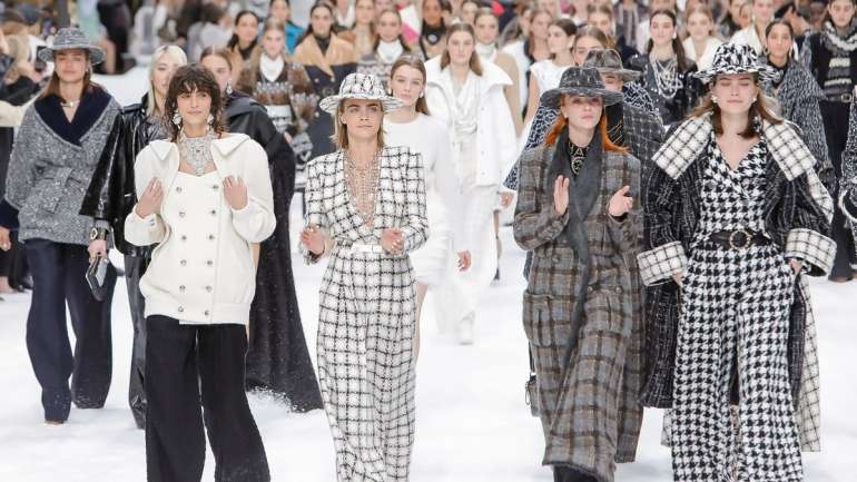 Entre Penélope Cruz y David Bowie: La última colección de Karl Lagerfeld para Chanel