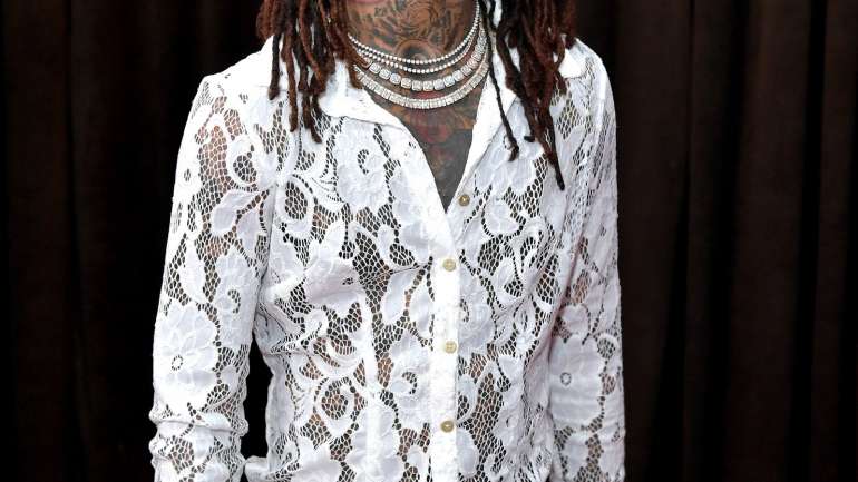 Blusas de encaje, una tendencia utilizada por distintas celebridades masculinas