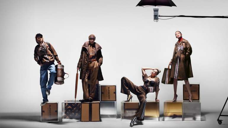 La primera campaña de monogramas de Burberry protagonizada por Gigi Hadid