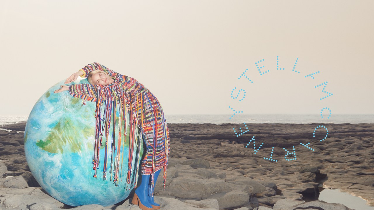 Stella McCartney presenta su campaña de invierno 2019 con miembros de Extinction Rebellion
