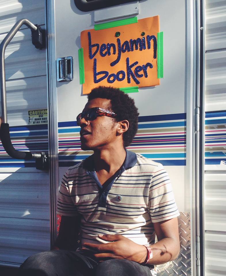 Entrevista al músico Benjamin Booker: “Lo que trato de hacer es hablar de cosas que pasan en mi vida y el mensaje es que estoy tratando de conectar con ellos”