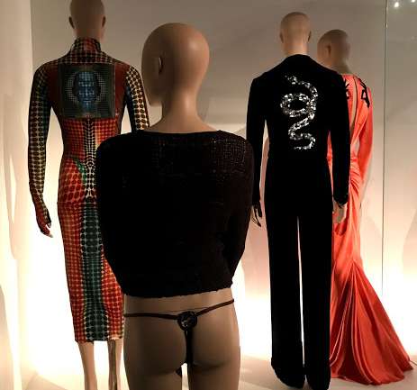 Backside/Fashion from behind, la exhibición que muestra las espaldas de la moda