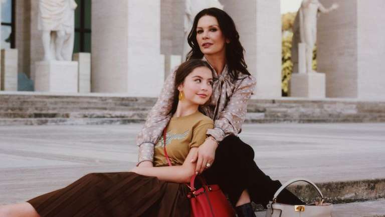La nueva campaña de Fendi protagonizada por Catherine Zeta-Jones y su hija Carys
