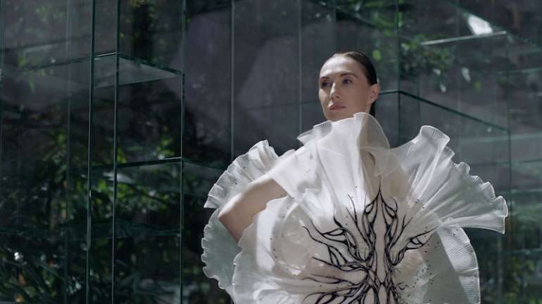 Transmotion: el fashion film de Iris Van Herpen protagonizado por Carice Van Houten