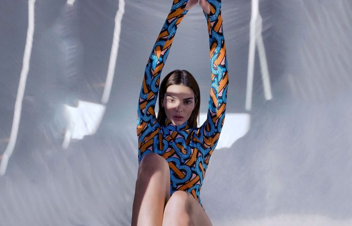 Kendall Jenner se fotografía a sí misma para mostrar la nueva colección de Burberry