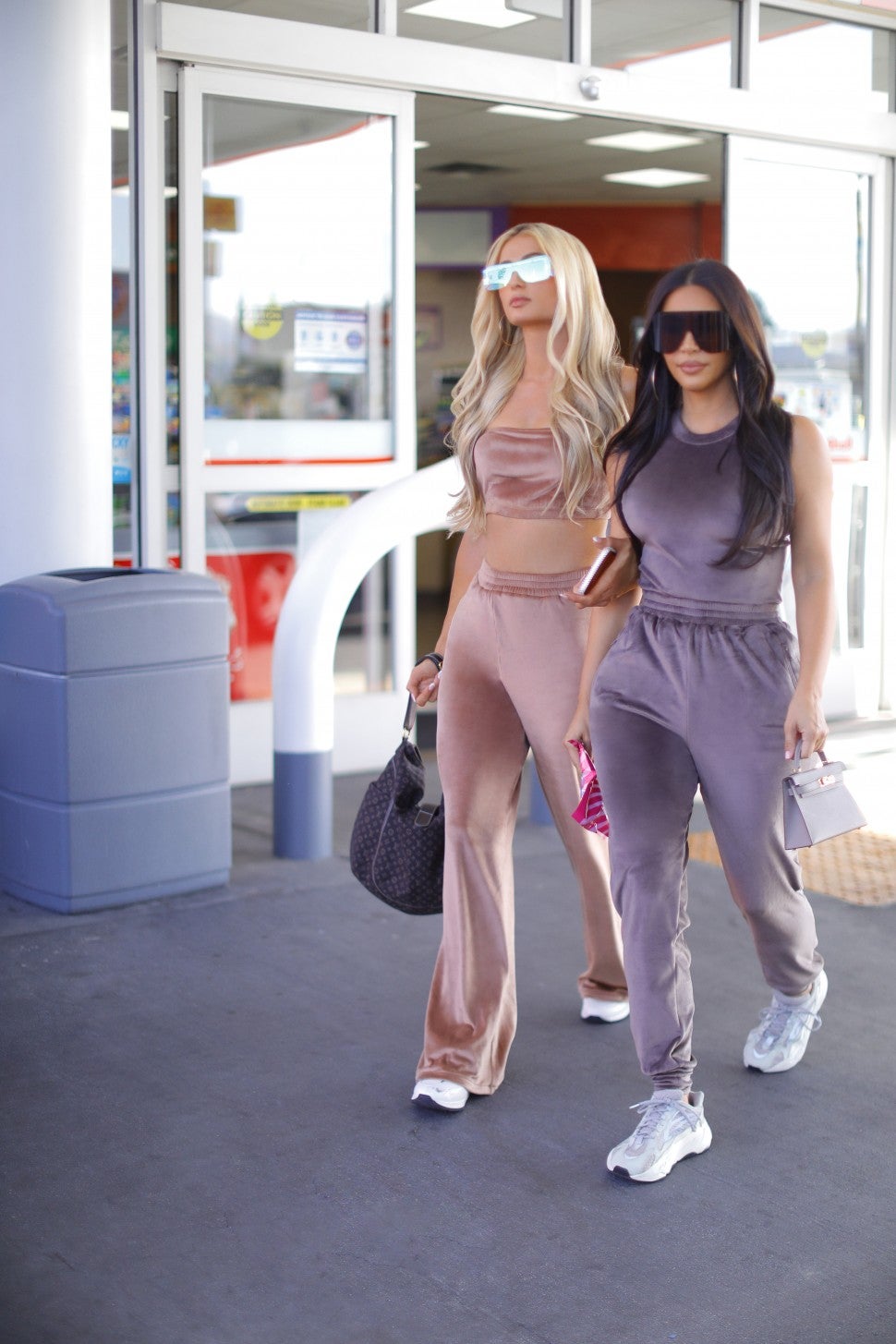 Kim Kardashian y Paris Hilton protagonizan la campaña “Velour” de Skims