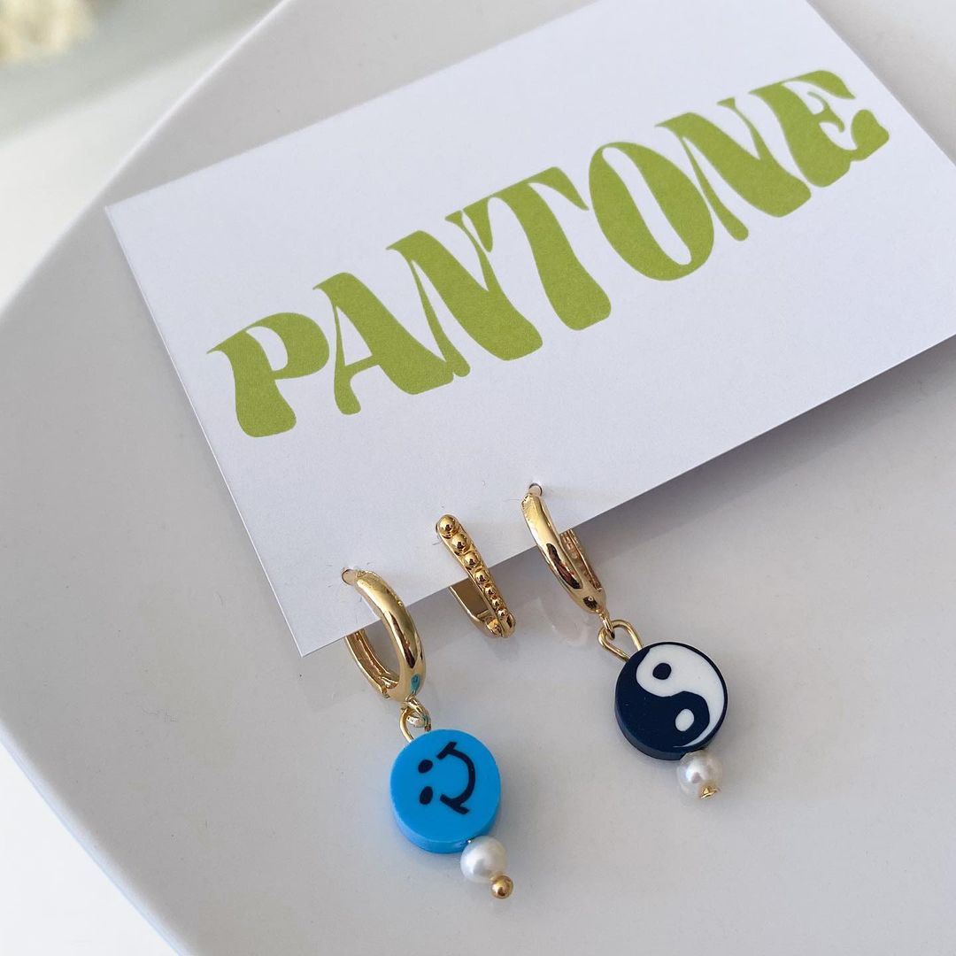 Conversamos con la diseñadora Fernanda Santelices, sobre su marca de accesorios Pantone
