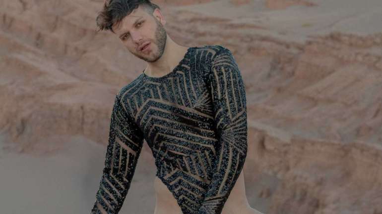 Vedran Skorin desfiló su nueva colección de bodys masculinos en el Desierto de Atacama