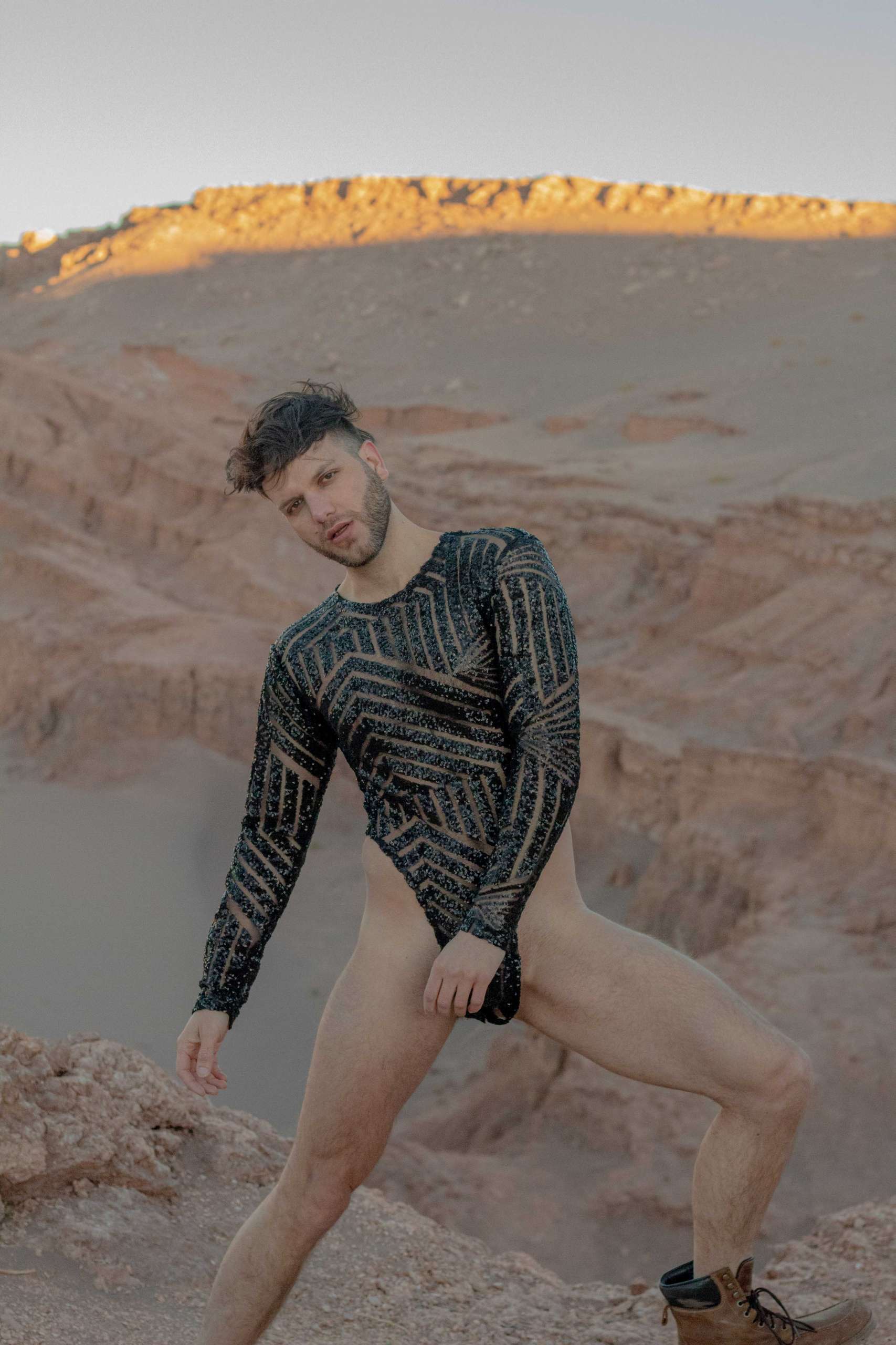 Vedran Skorin desfiló su nueva colección de bodys masculinos en el Desierto de Atacama