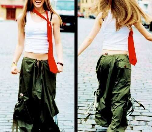 Cómo el estilo Avril Lavigne 2002 es imprescindible para las tendencias este 2023
