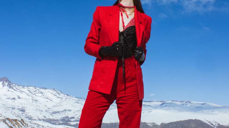 Una editorial en la nieve bajo tres colores