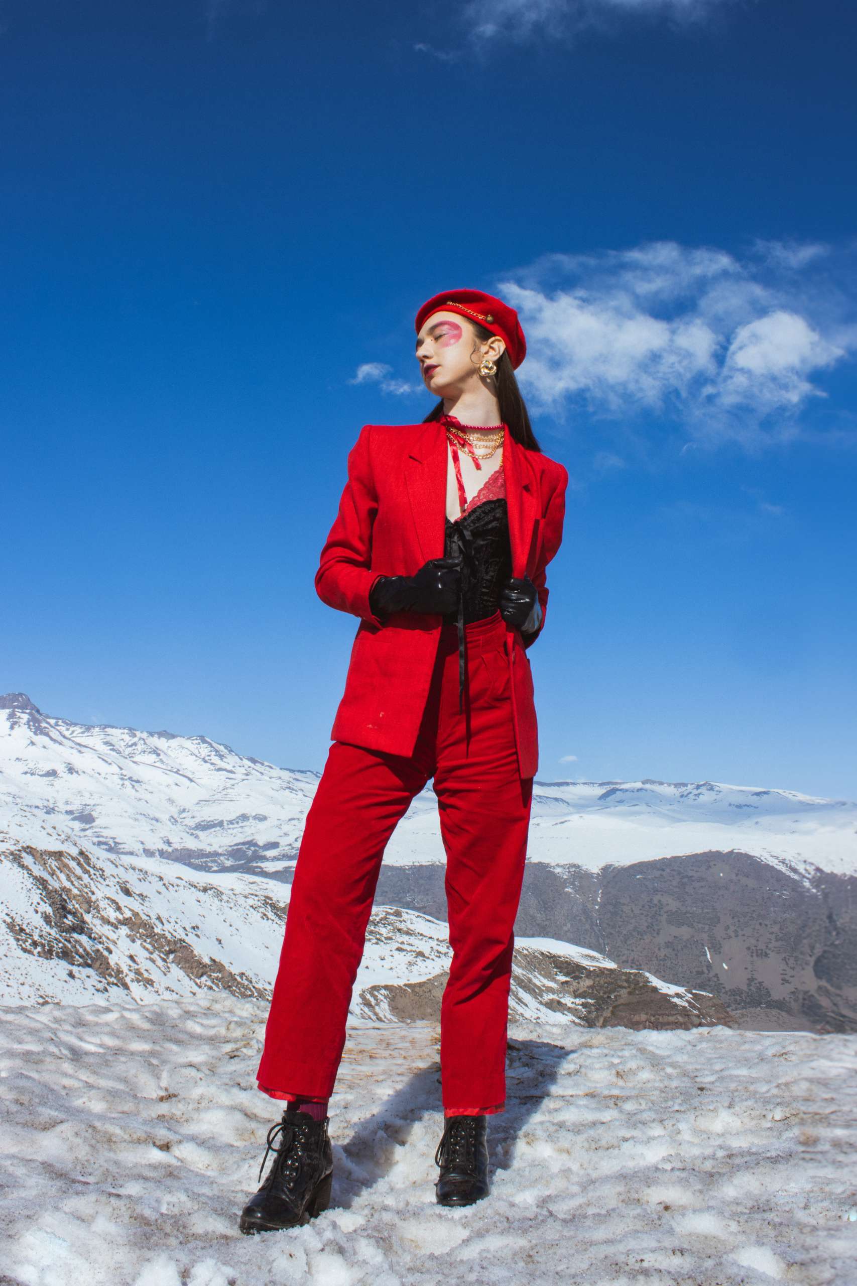 Una editorial en la nieve bajo tres colores